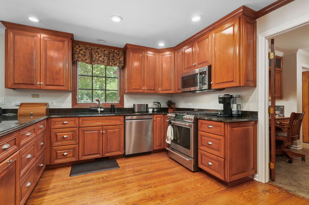 Image 9 of property listing at 126 Schooner Lane, Lake Barrington, IL 60010
