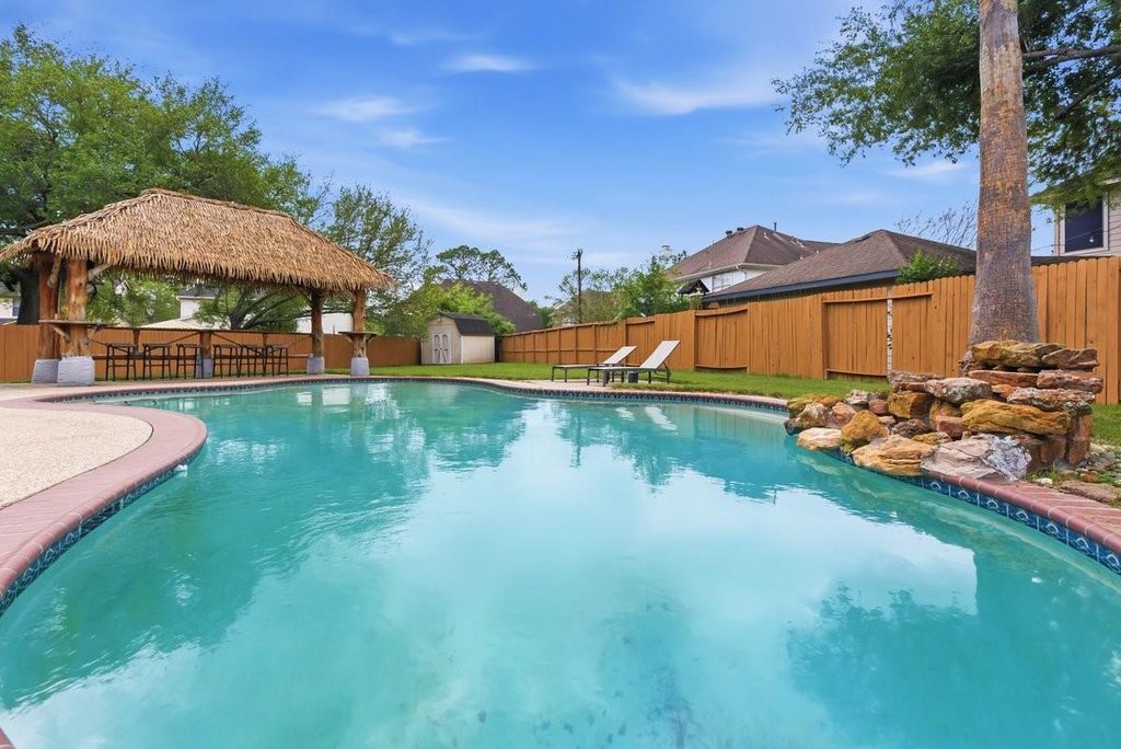 3820 Lake View Drive, Pearland, TX 77581