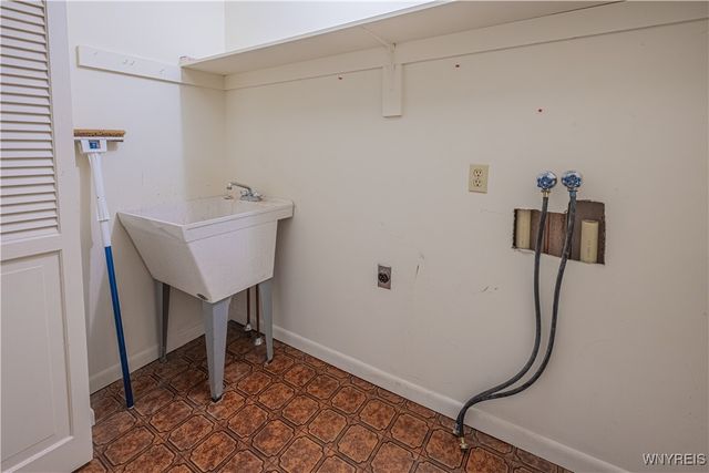 105 Park Lane Circle, Lockport City, NY 14094