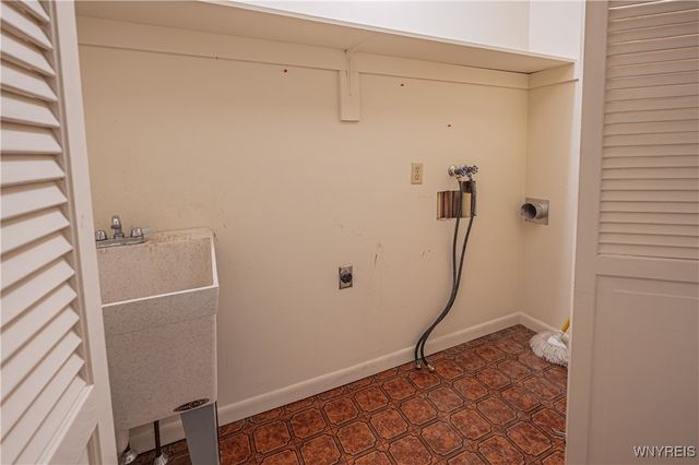 105 Park Lane Circle, Lockport City, NY 14094