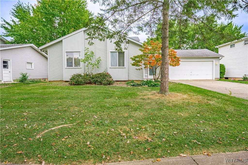 105 Park Lane Circle, Lockport City, NY 14094