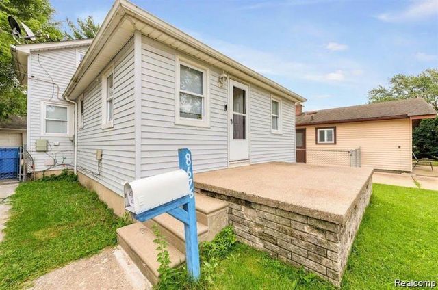 8676 Robindale Avenue, Dearborn Heights, MI 48127
