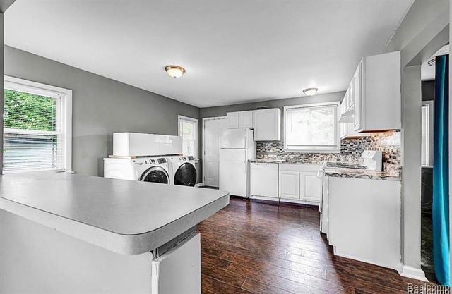 8676 Robindale Avenue, Dearborn Heights, MI 48127