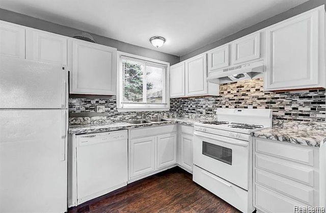 8676 Robindale Avenue, Dearborn Heights, MI 48127
