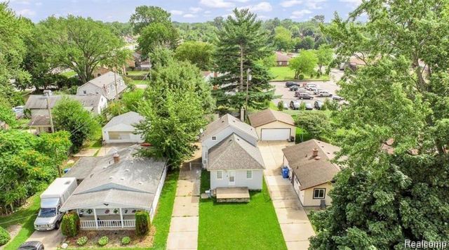 8676 Robindale Avenue, Dearborn Heights, MI 48127