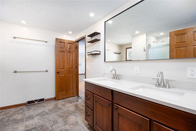 9894 Silvercreek Road, Wadsworth, OH 44281