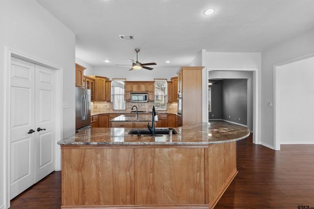 7031 Ridge Place Cir, Tyler, TX 75703