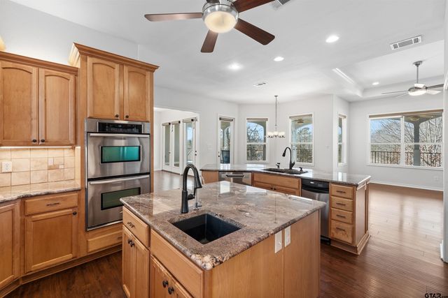 7031 Ridge Place Cir, Tyler, TX 75703