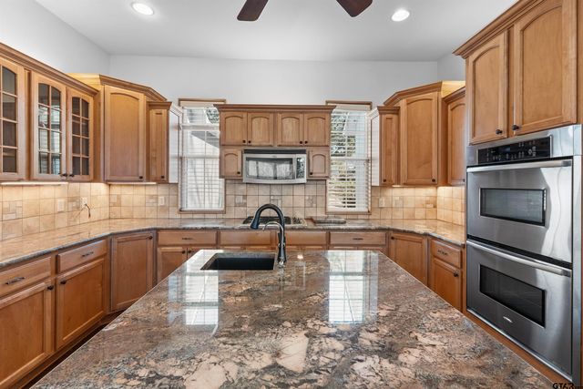 7031 Ridge Place Cir, Tyler, TX 75703