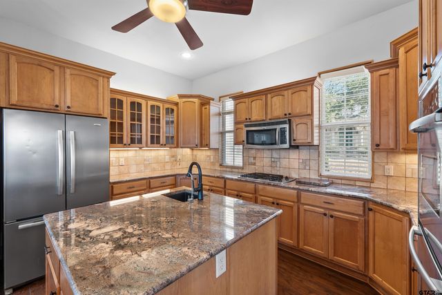 7031 Ridge Place Cir, Tyler, TX 75703