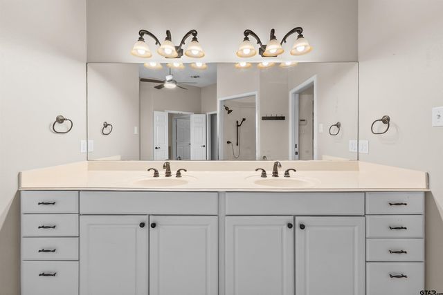 7031 Ridge Place Cir, Tyler, TX 75703