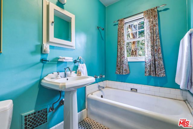 1611 Ard Eevin Avenue, Glendale, CA 91202