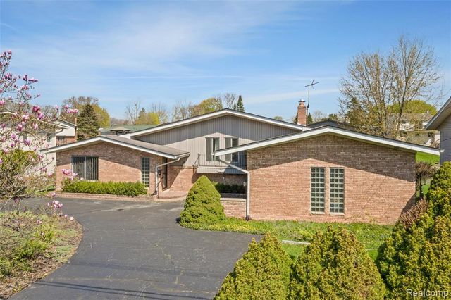 3036 Shawnee Lane, Waterford, MI 48329