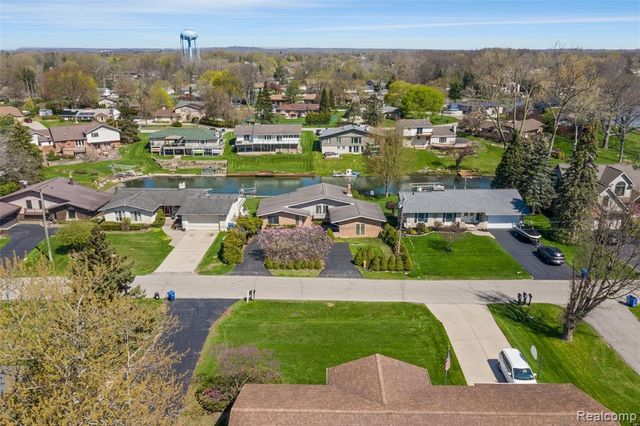 3036 Shawnee Lane, Waterford, MI 48329