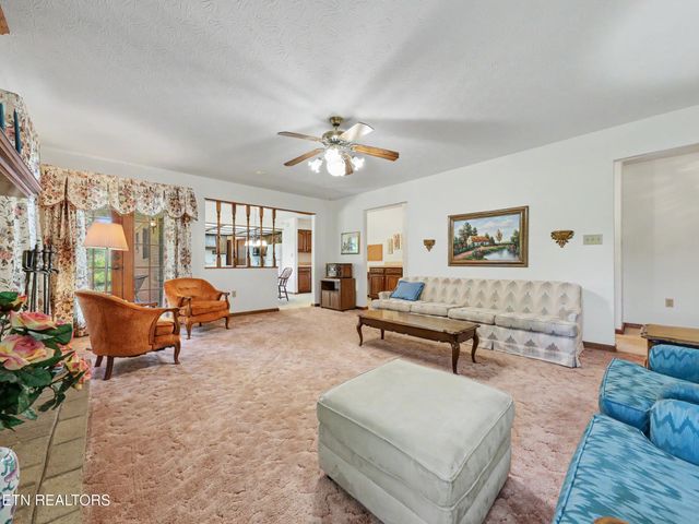 377 Thomas Loop Rd, Sevierville, TN 37876