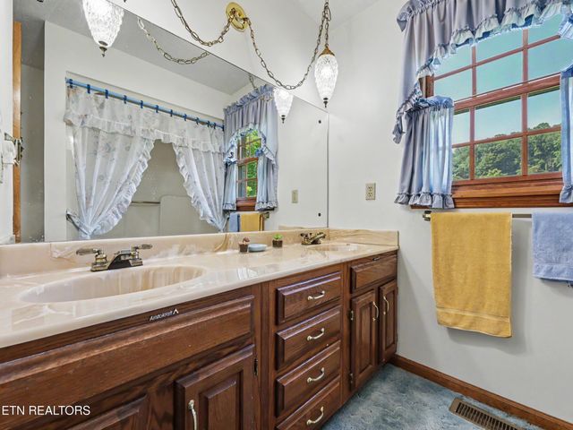 377 Thomas Loop Rd, Sevierville, TN 37876