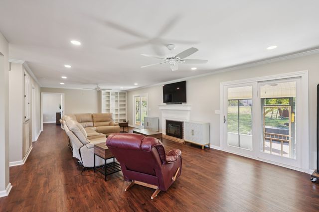 2397 Mt View Rd, Manchester, TN 37355