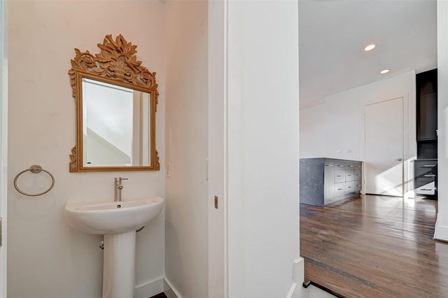 5342 Darling Street B, Houston, TX 77007