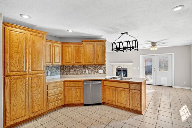 1518 W Coach House Court, Nixa, MO 65714