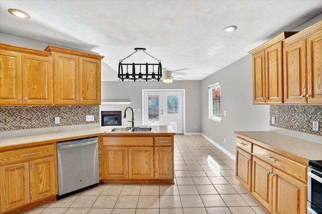 1518 W Coach House Court, Nixa, MO 65714