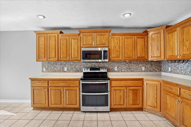 1518 W Coach House Court, Nixa, MO 65714