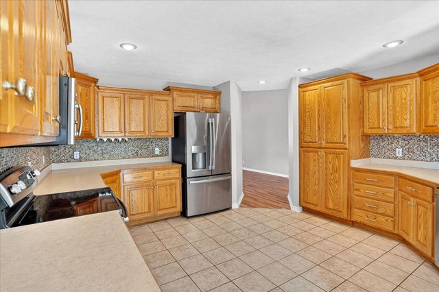 1518 W Coach House Court, Nixa, MO 65714