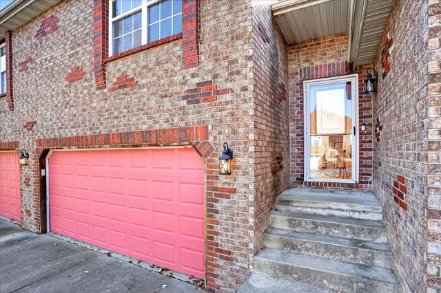 1518 W Coach House Court, Nixa, MO 65714