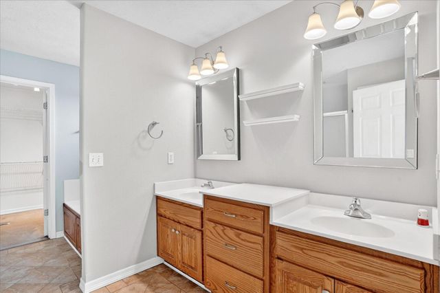 1518 W Coach House Court, Nixa, MO 65714