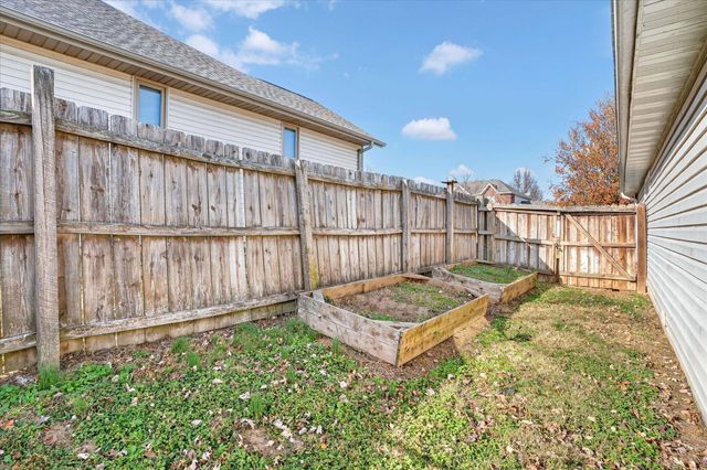 1518 W Coach House Court, Nixa, MO 65714