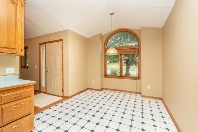 910 Deercreek Parkway, Belle Plaine, MN 56011