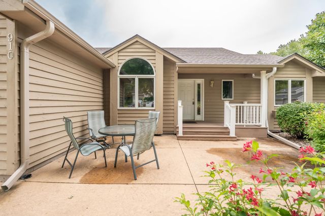 910 Deercreek Parkway, Belle Plaine, MN 56011