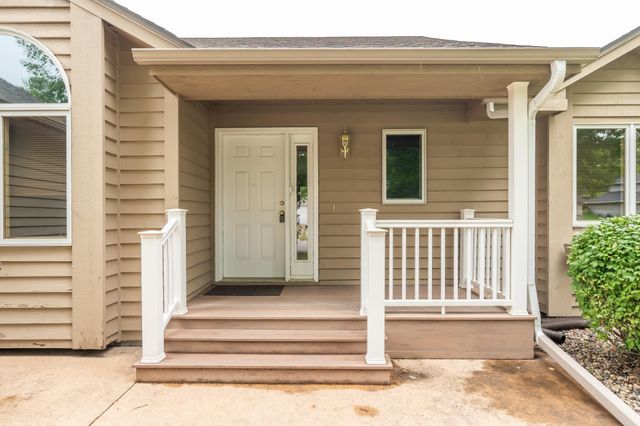 910 Deercreek Parkway, Belle Plaine, MN 56011