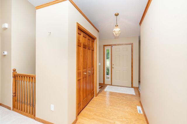 910 Deercreek Parkway, Belle Plaine, MN 56011