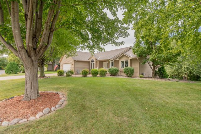 910 Deercreek Parkway, Belle Plaine, MN 56011