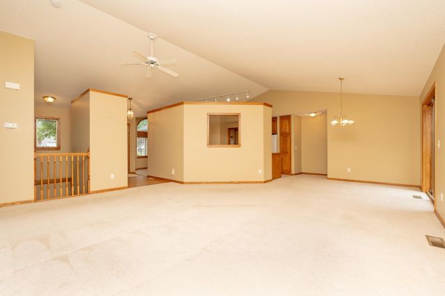 910 Deercreek Parkway, Belle Plaine, MN 56011