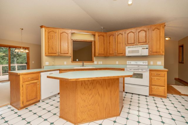 910 Deercreek Parkway, Belle Plaine, MN 56011