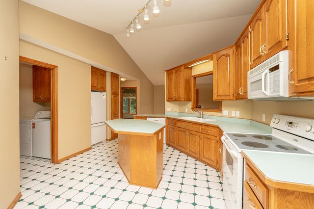 910 Deercreek Parkway, Belle Plaine, MN 56011