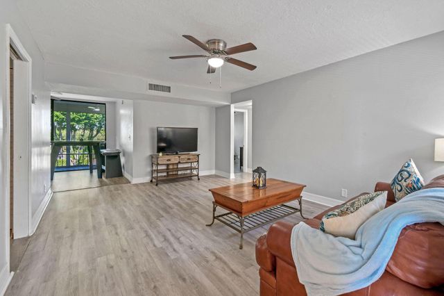 5160 Las Verdes Circle 314, Delray Beach, FL 33484
