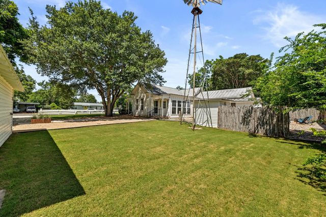 410 E Schubert ST, Fredericksburg, TX 78624