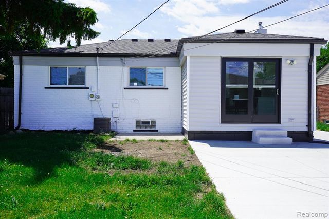 17949 S Wind Drive, Fraser, MI 48026