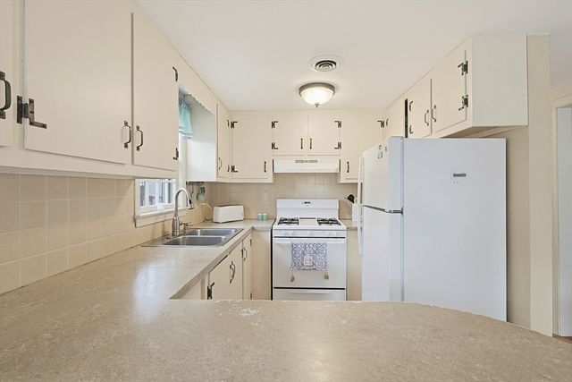 10 Holiday Ln, Dennis, MA 02639