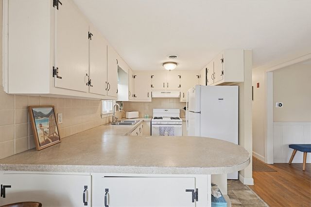 10 Holiday Ln, Dennis, MA 02639