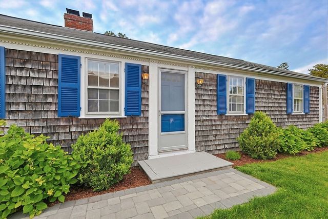 10 Holiday Ln, Dennis, MA 02639
