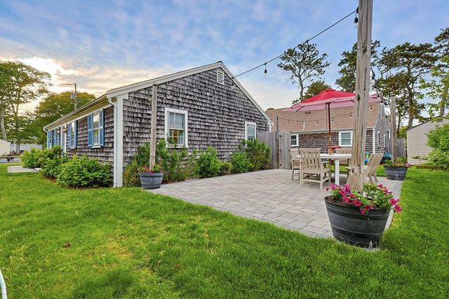 10 Holiday Ln, Dennis, MA 02639