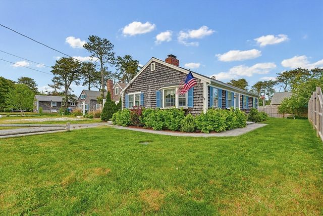 10 Holiday Ln, Dennis, MA 02639