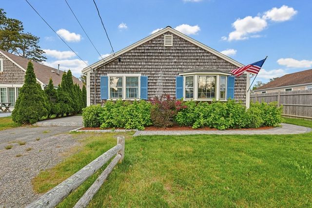 10 Holiday Ln, Dennis, MA 02639