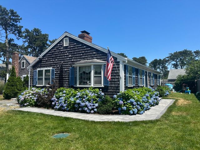 10 Holiday Ln, Dennis, MA 02639