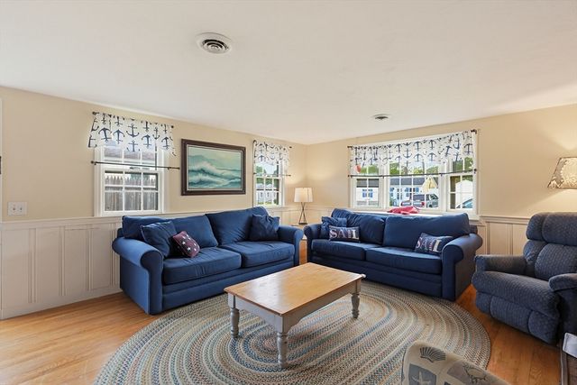 10 Holiday Ln, Dennis, MA 02639