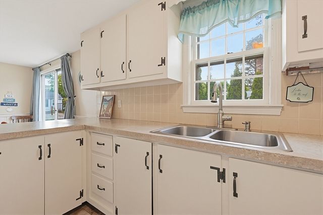 10 Holiday Ln, Dennis, MA 02639