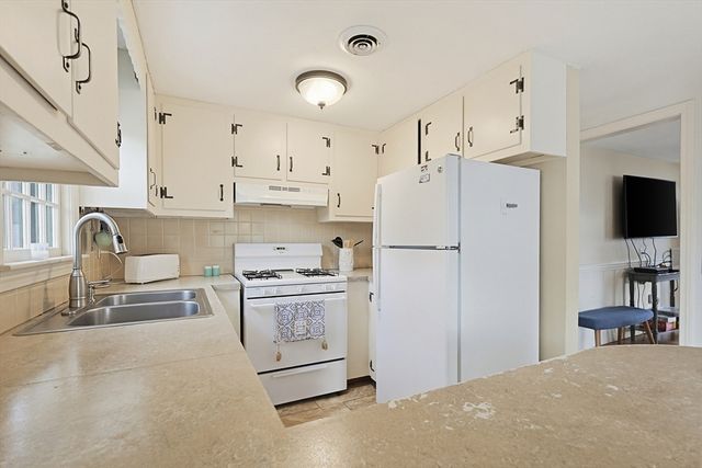 10 Holiday Ln, Dennis, MA 02639